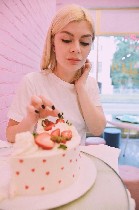 В уютном и цветочном кафе Chloe представлен самый широкий ассортимент необычных десертов, пирожных и ланчей на любой вкус и для любого настроения!
К каждому из блюд мы предложим Вам горячий или освеж ...