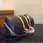 Женская сумка Louis Vuitton 45 см. Женская дорожная сумка 100% кожа, качественная фурнитура . Удобная женская сумка для путешествий или походов в спортивный клуб. Очень вместительная и удобная сумка,  ...