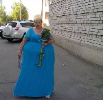 Пожилая женщина, пенсионерка, 57 лет, старомодных вкусов, очень пышных форм, с широкими бёдрами если мерять окружность бёдер сантиметром 163 см и попа большая слишком. Очень полная. На пенсии, живу од ...