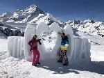 Австрія славиться своїми першокласними гірськолижними курортами,  розташованими в наймальовничіших куточках Альп.  Курорти,  такі як Зельден,  Капрун,  і Лех,  пропонують не тільки чудові умови для ка ...