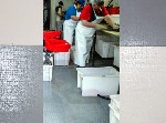 Модульное покрытие из полихлорвиниловых плит ПлиткаПол используются для укладки прочного технического пола в цехе и на складе в пищевых промышленных помещениях,  на мясоперерабатывающих и колбасных ми ...